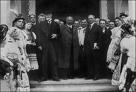 T. G. Masaryk s J. Uprkou a umlci ze SVUM ped galerií v roce 1924.